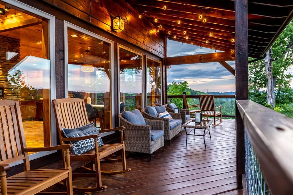 Modern Cabin, 3 King Suites, Hot Tub, Bunk Room, Incredible Views, Game Room, Theatre, Great for Families and Friend Groups Alike, Unmatched Location 10 Mins to Parkway and Gatlinburg, 24 Hr Hospitality, Seasonal Fireplace, Dog Friendly Cabin in Gatlinburg