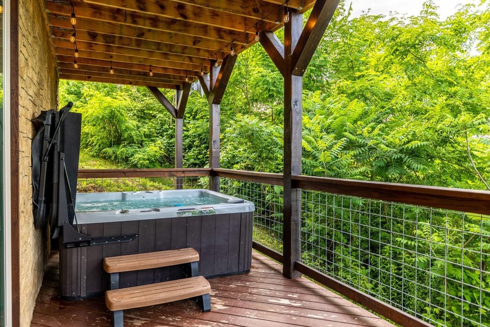 Modern Cabin, 3 King Suites, Hot Tub, Bunk Room, Incredible Views, Game Room, Theatre, Great for Families and Friend Groups Alike, Unmatched Location 10 Mins to Parkway and Gatlinburg, 24 Hr Hospitality, Seasonal Fireplace, Dog Friendly Cabin in Gatlinburg