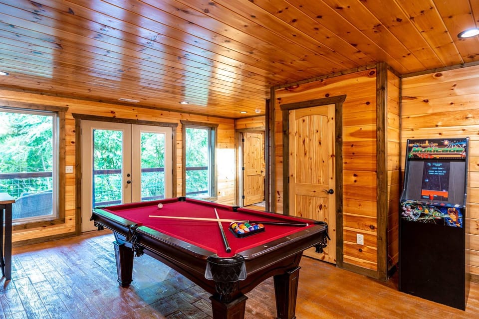 Modern Cabin, 3 King Suites, Hot Tub, Bunk Room, Incredible Views, Game Room, Theatre, Great for Families and Friend Groups Alike, Unmatched Location 10 Mins to Parkway and Gatlinburg, 24 Hr Hospitality, Seasonal Fireplace, Dog Friendly Cabin in Gatlinburg
