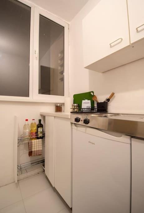 Coffee/tea facilities, Kitchen or kitchenette, stove, toaster