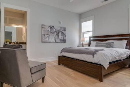 Roomy 1-Level Condo Near Vanderbilt With Parking, 1 Story, Secure Parking, Patio 3 miles to Broadway House in Nashville