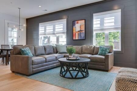 Roomy 1-Level Condo Near Vanderbilt With Parking, 1 Story, Secure Parking, Patio 3 miles to Broadway House in Nashville