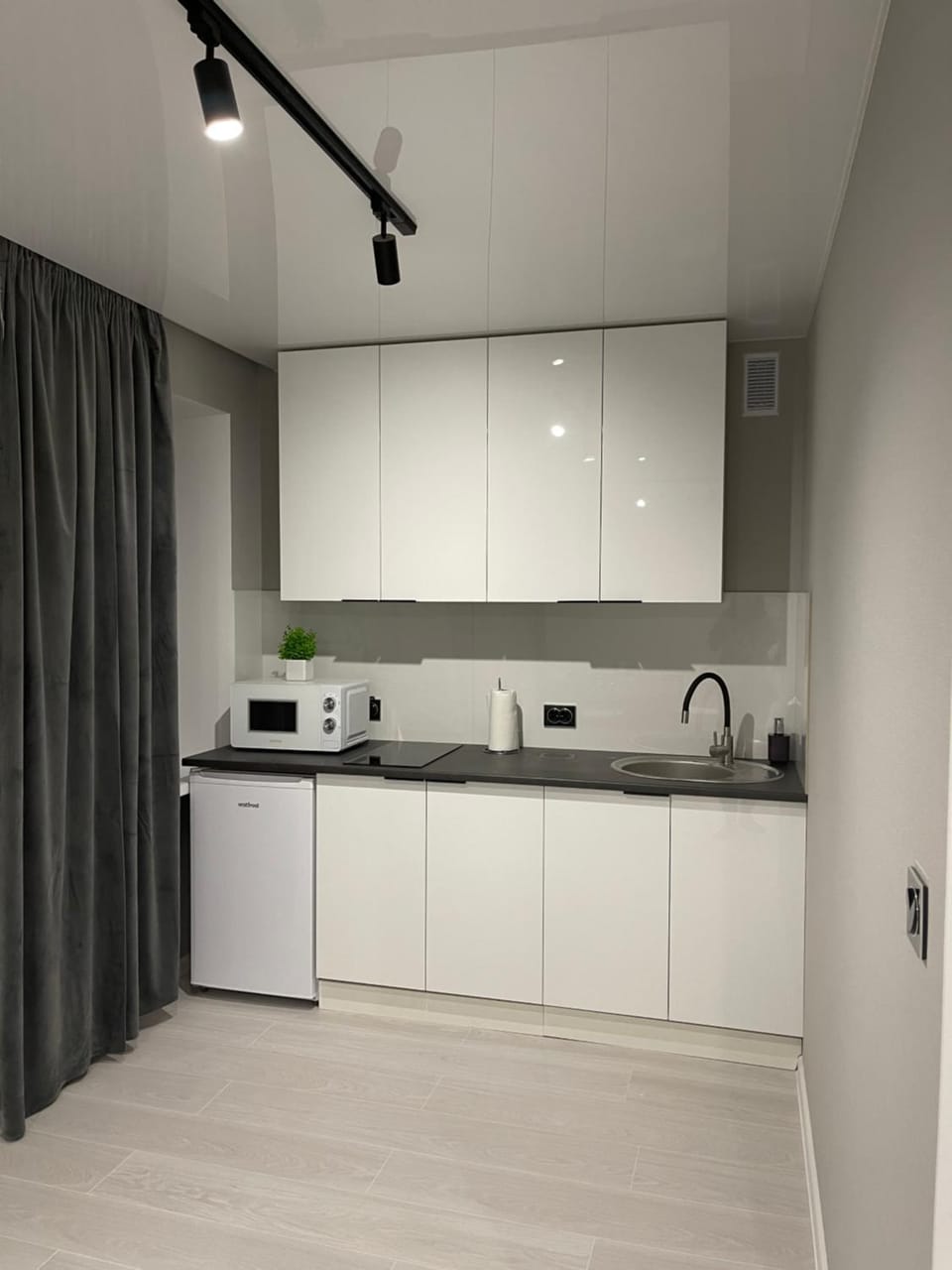 Kitchen or kitchenette, minibar, stove