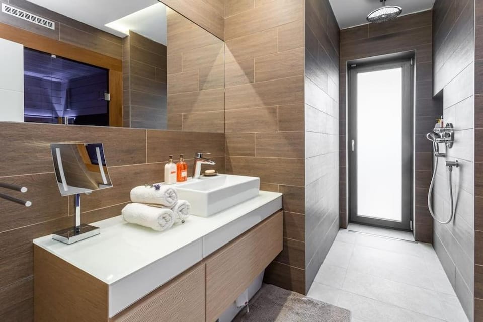 ESCAPE THE ORDINARY (Sauna & Jacuzzi) House in Czechia