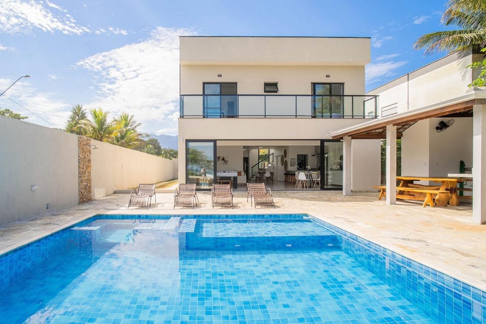 Property building, Swimming pool, sunbed