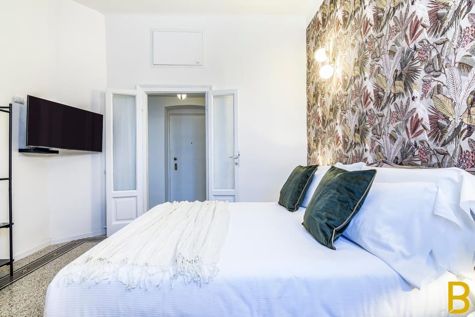 Bed, TV and multimedia, Photo of the whole room, Decorative detail, Bedroom
