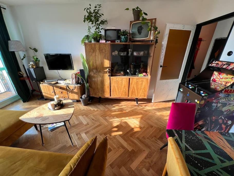 TV and multimedia, Living room, Seating area, Dining area, Evening entertainment