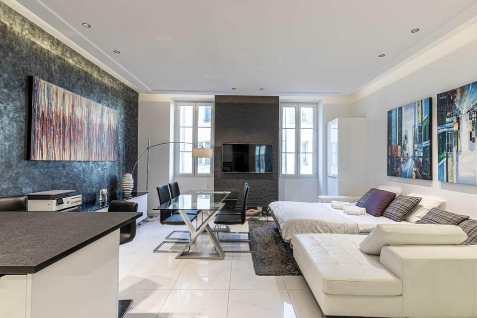 Bed, TV and multimedia, Living room, Photo of the whole room, Bedroom