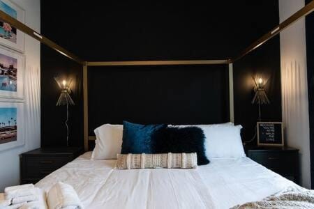 Luxe Hillsboro Village Homes for 24 with 4 Patios, Rooftops and Garage Parking, Gourmet Kitchens and Smart TVs, Walk to Vanderbilt, Pancake Pantry and Fido, 24Hr Hospitality, 10 Min to Broadway and The Parthenon House in Nashville
