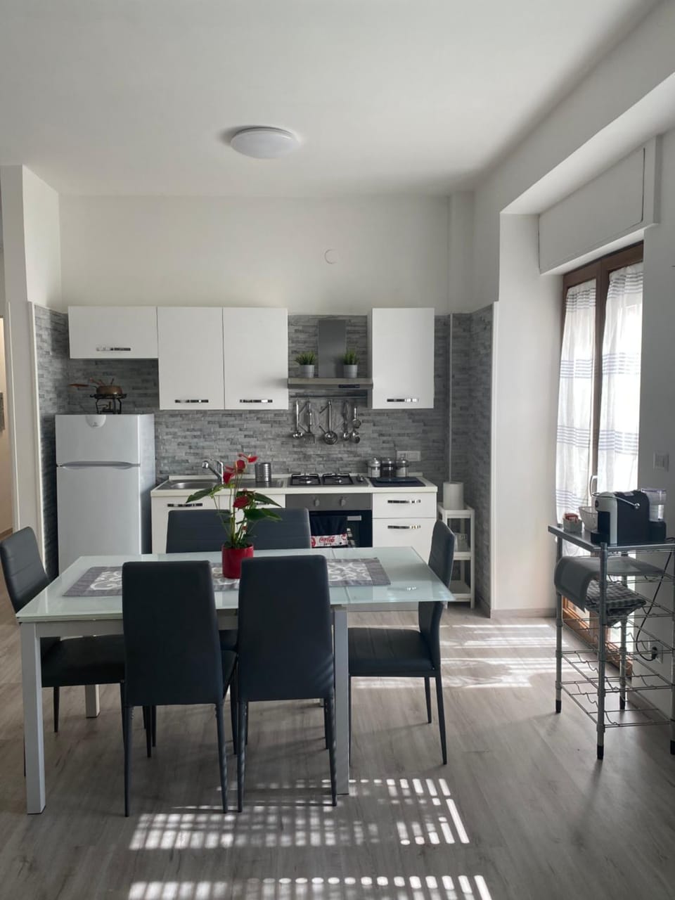 Kitchen or kitchenette, Dining area, dishwasher, minibar, stove