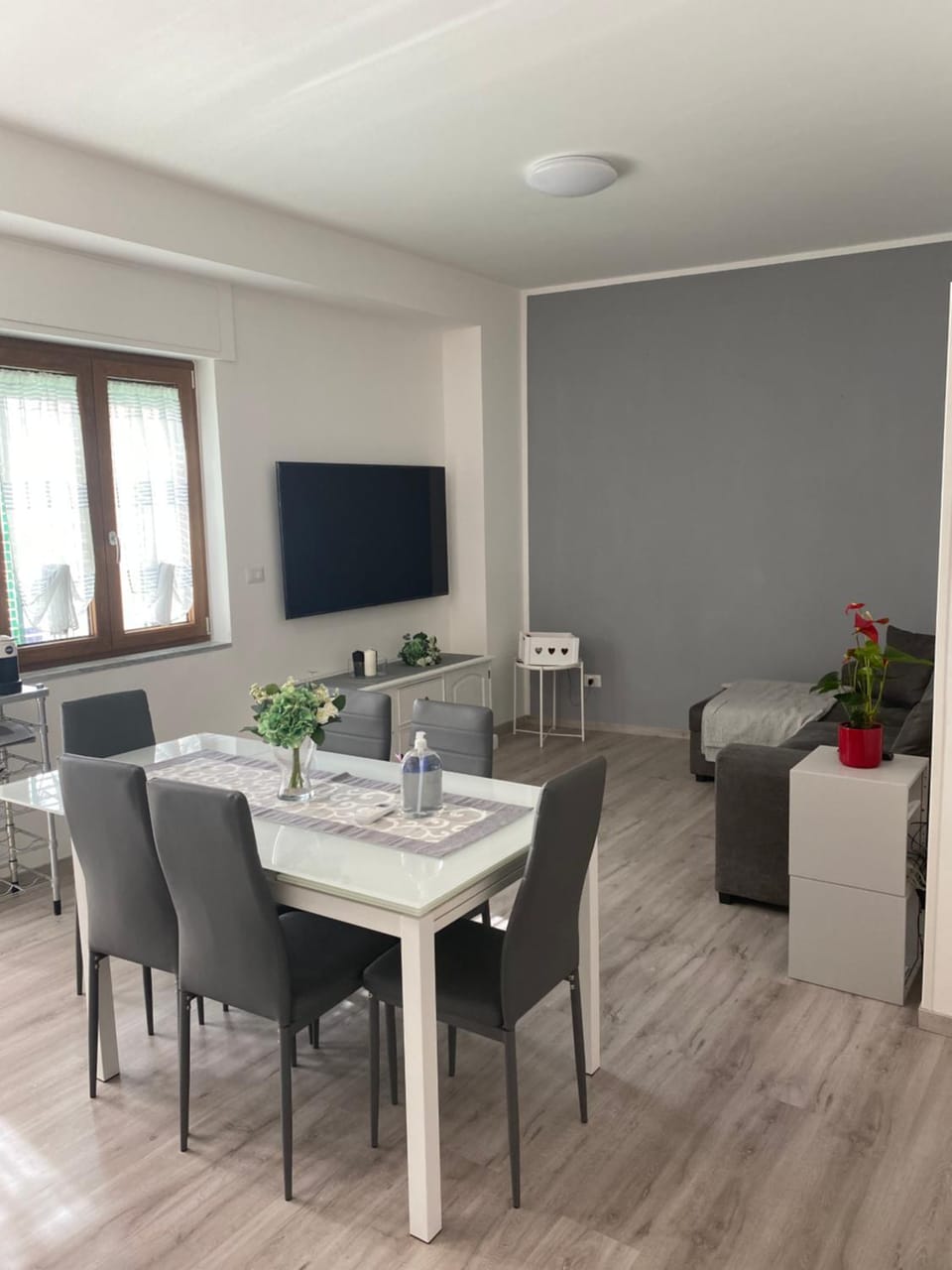 Communal lounge/ TV room, TV and multimedia, Living room, Dining area