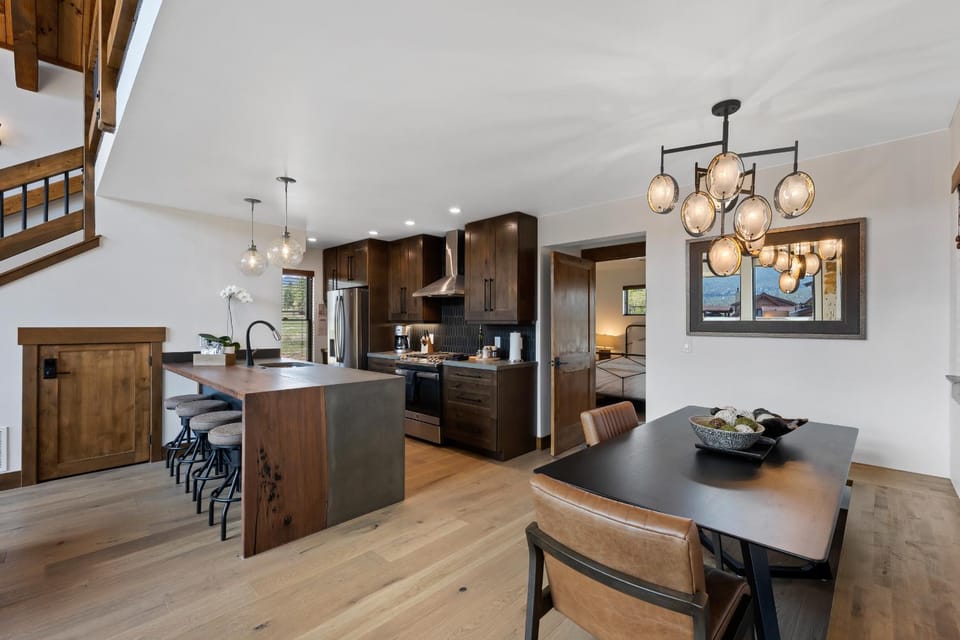 Estes Dream! Brand New End Unit with Two Patios, Indoor/Outdoor Fireplace and Jacuzzi House in Estes Park