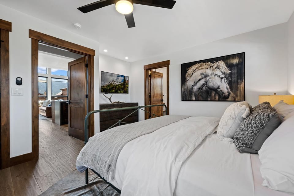 Estes Dream! Brand New End Unit with Two Patios, Indoor/Outdoor Fireplace and Jacuzzi House in Estes Park