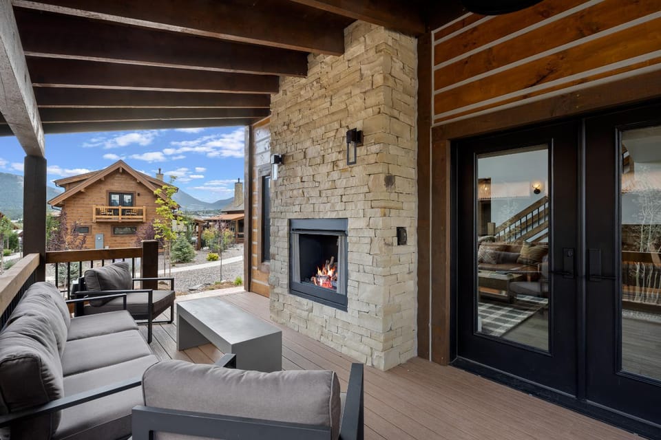 Elk Haven! Two Large Patios, Private Jacuzzi, Indoor/Outdoor Fireplace House in Estes Park