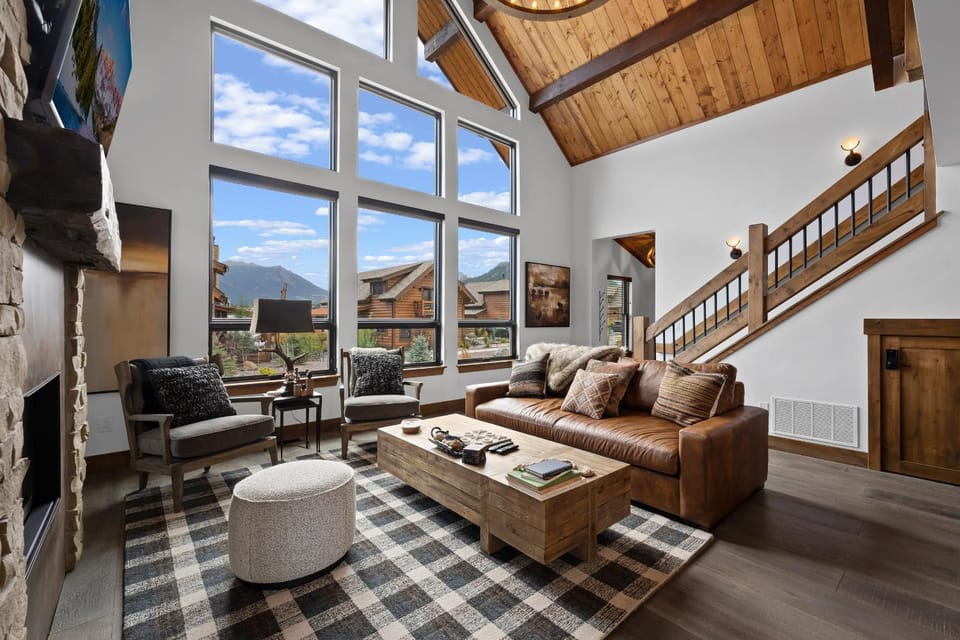 Elk Haven! Two Large Patios, Private Jacuzzi, Indoor/Outdoor Fireplace House in Estes Park