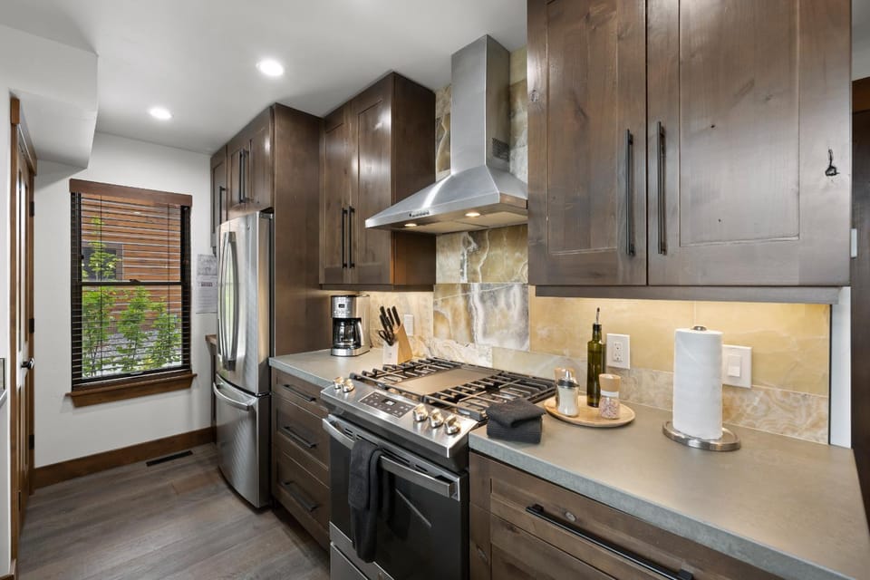 Elk Haven! Two Large Patios, Private Jacuzzi, Indoor/Outdoor Fireplace House in Estes Park