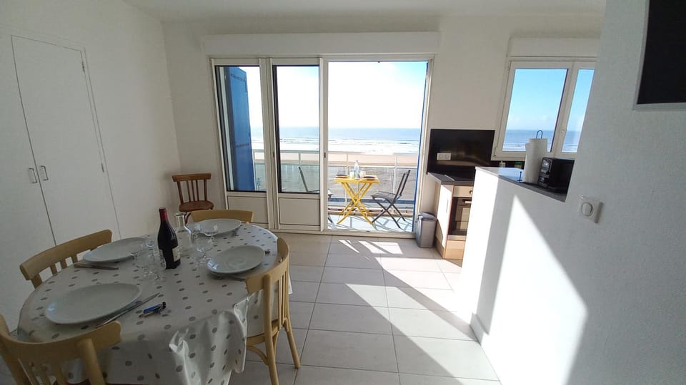 Living room, Dining area, Sea view