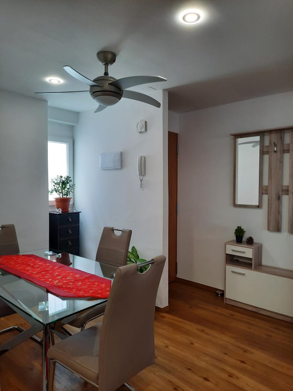 Dining area, fireplace