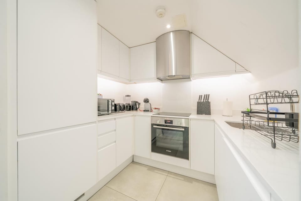 Kitchen or kitchenette, dishwasher, oven, toaster