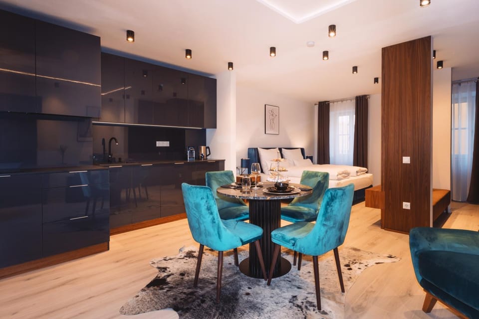 TV and multimedia, Kitchen or kitchenette, Living room, Seating area, Dining area