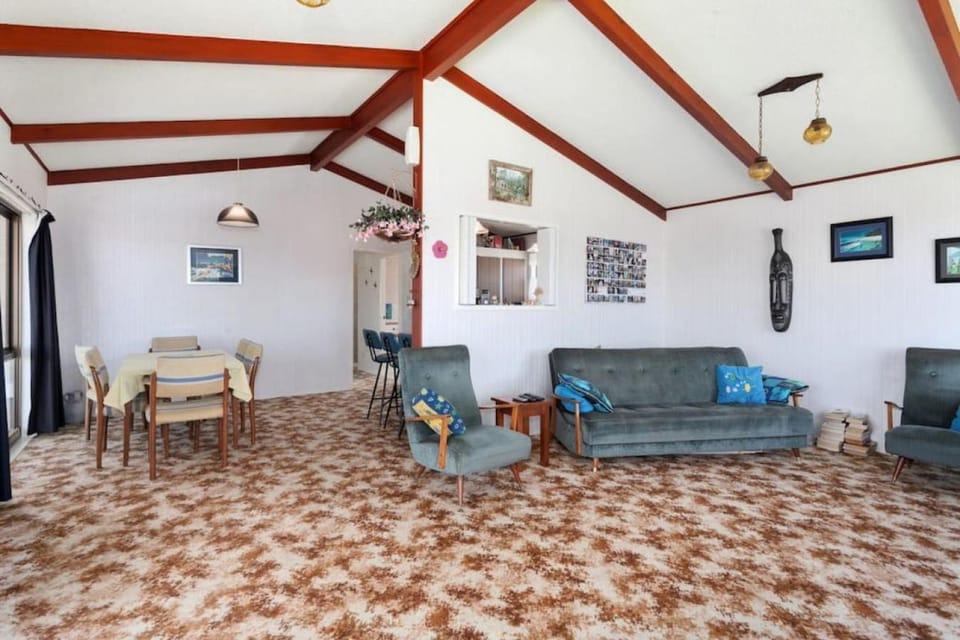 Communal lounge/ TV room, TV and multimedia, Living room, Seating area, Floor plan, Family