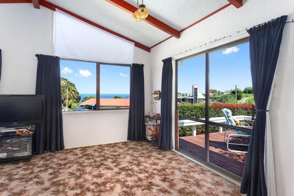 Patio, Communal lounge/ TV room, Day, TV and multimedia, View (from property/room), Balcony/Terrace, Living room, Seating area, Evening entertainment, Sea view