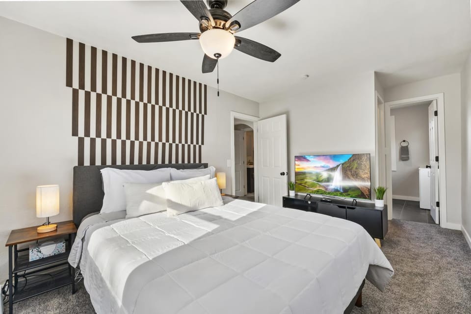Bed, TV and multimedia, Photo of the whole room, Bedroom, fireplace
