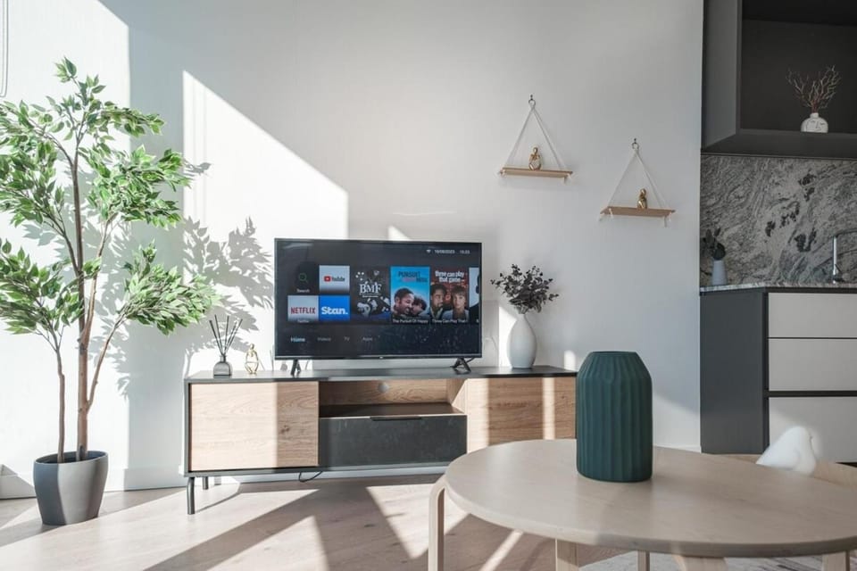 Panoramic view Highlevel 2BrWest side SwimGym Apartment in Melbourne