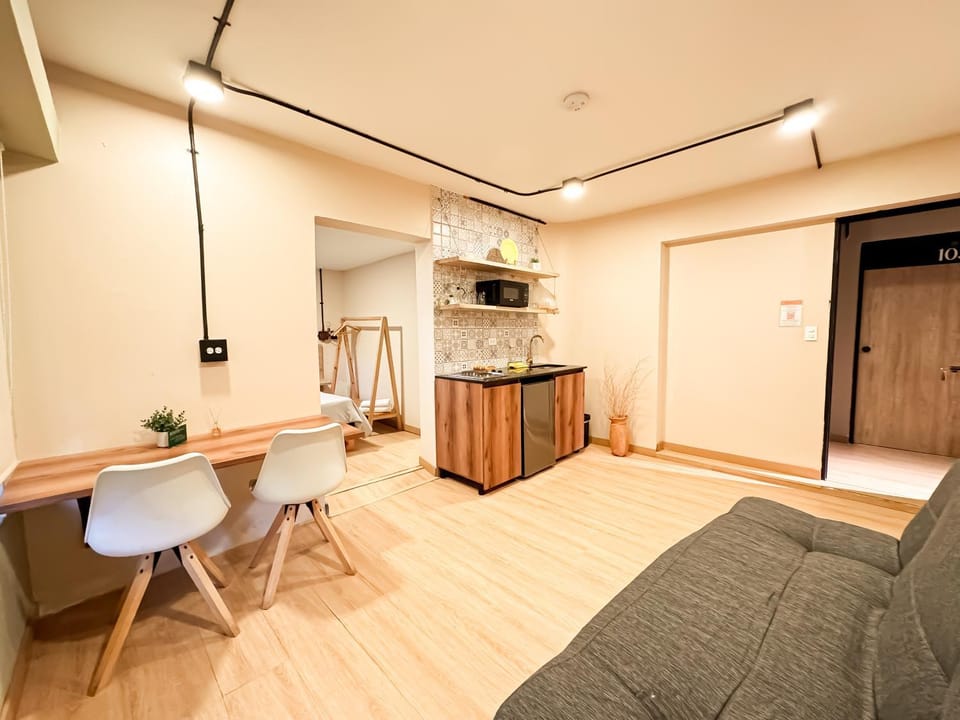Kitchen or kitchenette, Living room, Seating area, Dining area