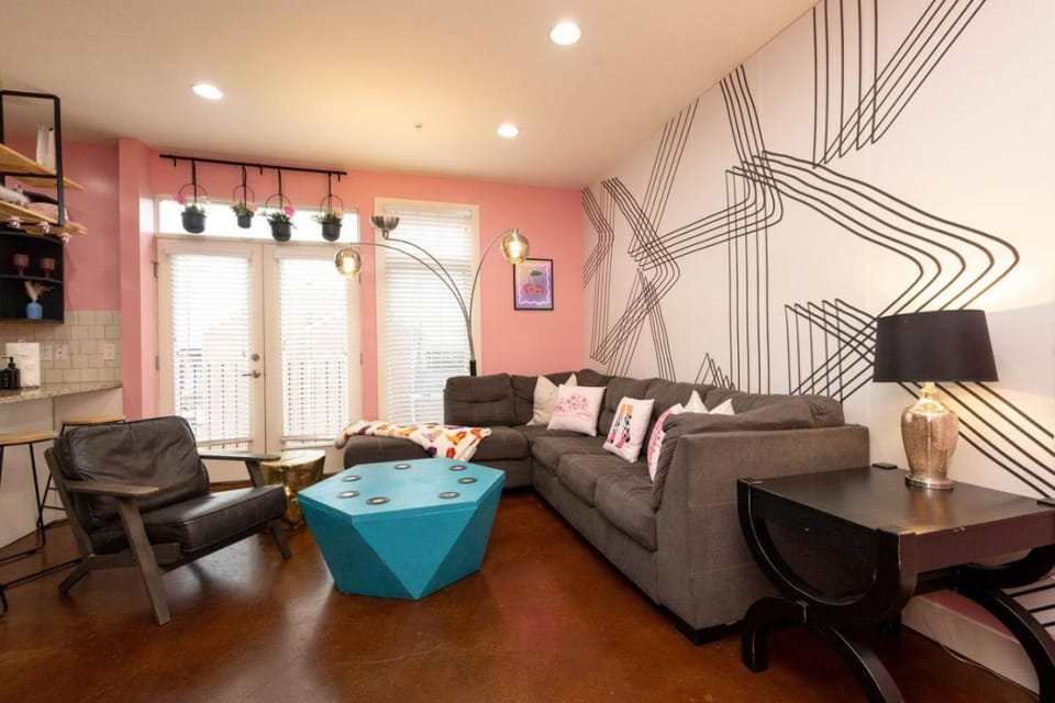 Pink Experience - West End Broadway & Restaurants Apartment in Nashville