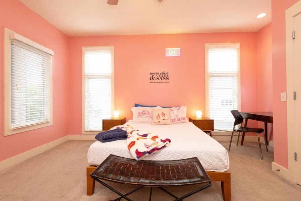 Pink Experience - West End Broadway & Restaurants Apartment in Nashville