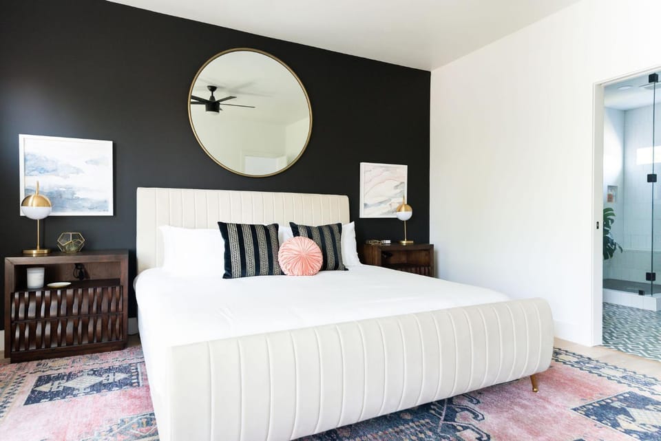 Gated Luxe Home with Rooftop, Bunk Room, & Parking, Sleeps 10 with King Suite, Queen Rooms & Custom Bunks, Gourmet Kitchen with Wine Fridge, Rooftop Patio, Dog Friendly, Dedicated Parking, Mins from Downtown and Broadway, 24 Hour Hospitality House in Nashville