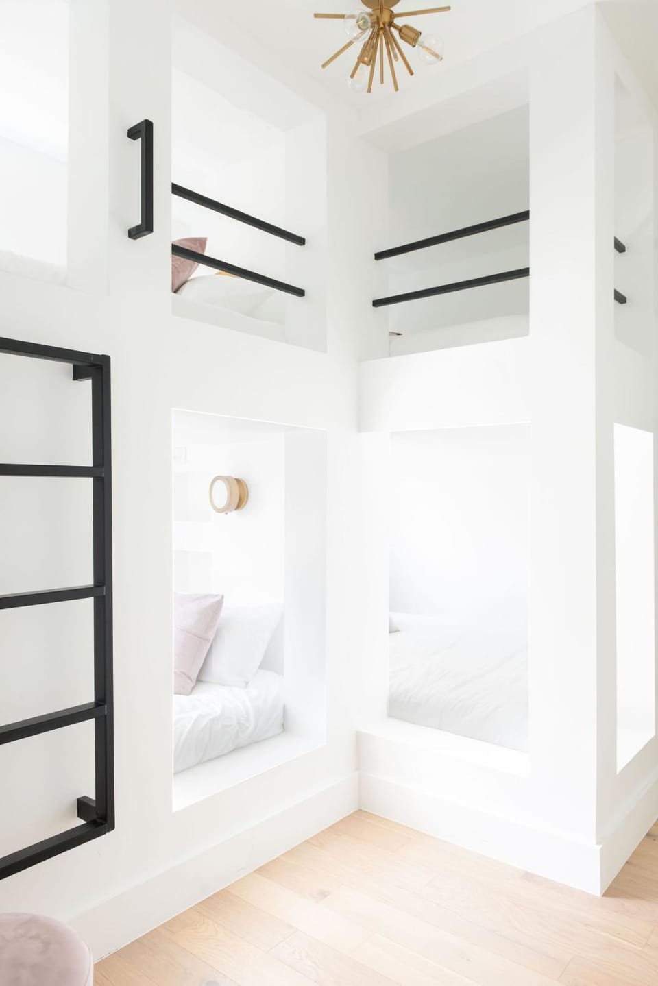Gated Luxe Home with Rooftop, Bunk Room, & Parking, Sleeps 10 with King Suite, Queen Rooms & Custom Bunks, Gourmet Kitchen with Wine Fridge, Rooftop Patio, Dog Friendly, Dedicated Parking, Mins from Downtown and Broadway, 24 Hour Hospitality House in Nashville