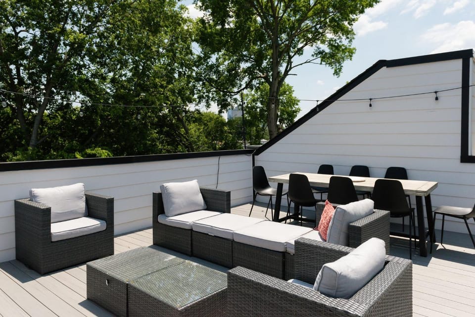 Gated Luxe Home with Rooftop, Bunk Room, & Parking, Sleeps 10 with King Suite, Queen Rooms & Custom Bunks, Gourmet Kitchen with Wine Fridge, Rooftop Patio, Dog Friendly, Dedicated Parking, Mins from Downtown and Broadway, 24 Hour Hospitality House in Nashville