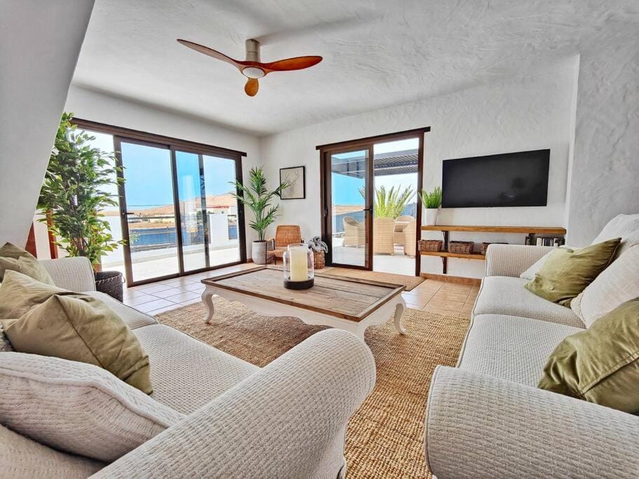 No 2. Stunning 4-Bedroom Villa with Large Pool Villa in Maxorata