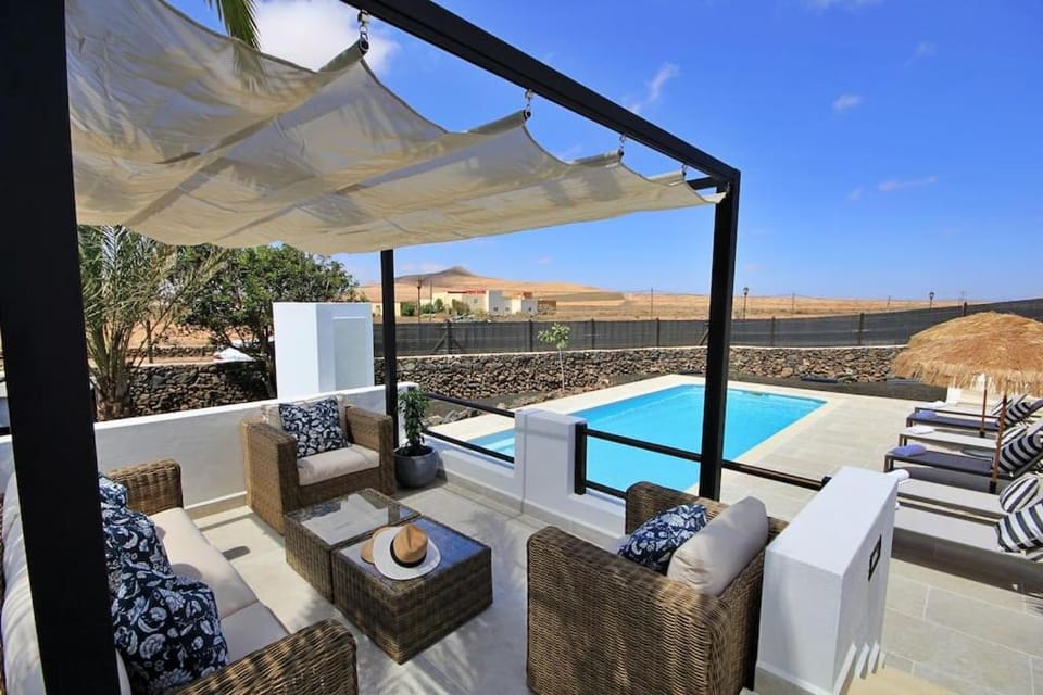 No 2. Stunning 4-Bedroom Villa with Large Pool Villa in Maxorata