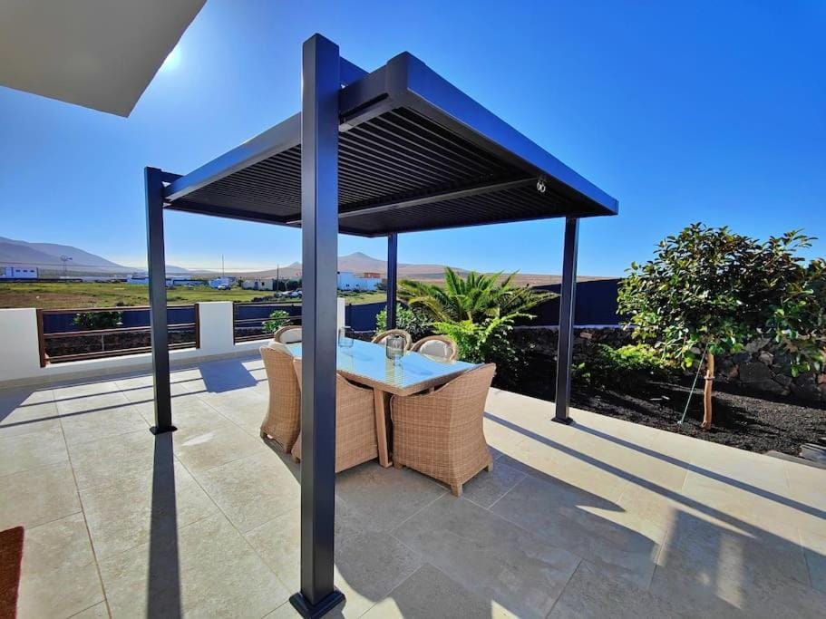 No 2. Stunning 4-Bedroom Villa with Large Pool Villa in Maxorata