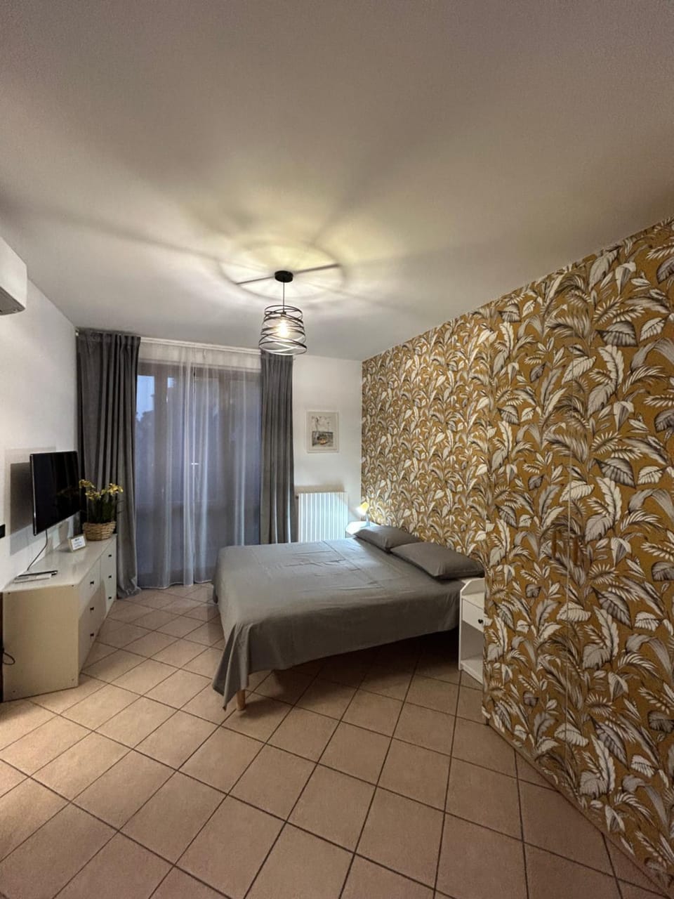 Bed, TV and multimedia, Photo of the whole room, Bedroom