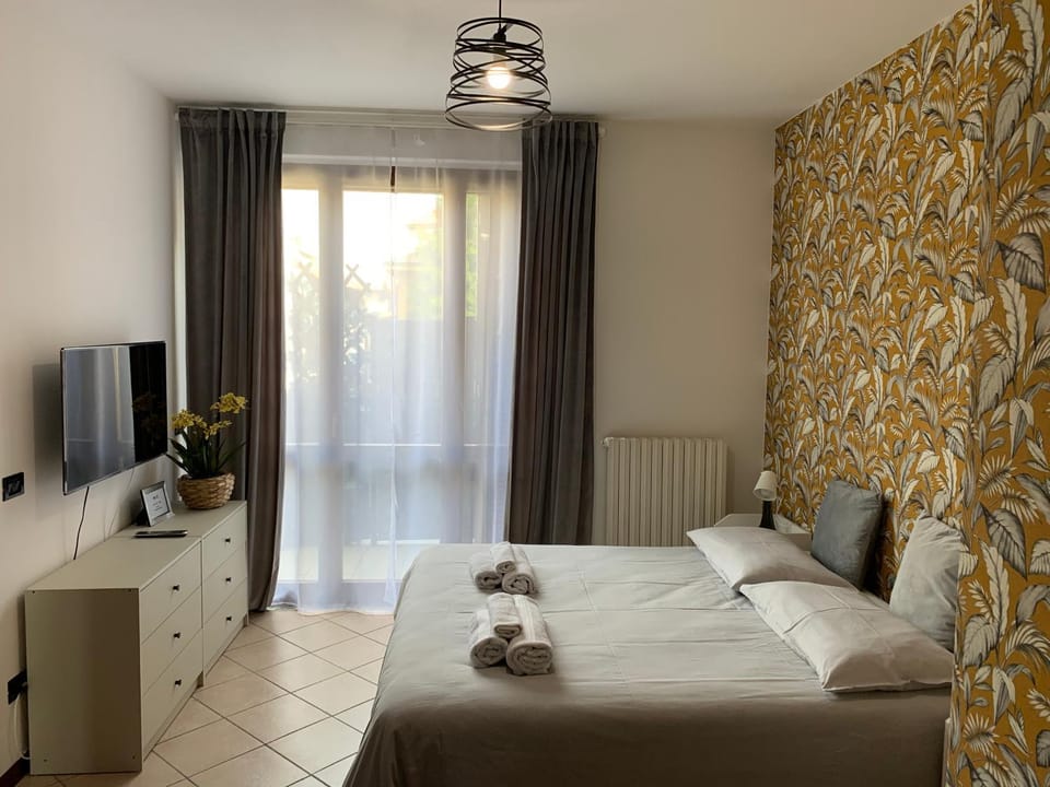 Bed, TV and multimedia, Photo of the whole room, towels