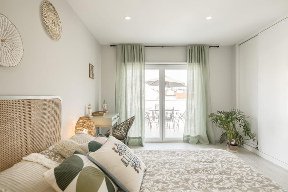 Bed, Seating area, Bedroom