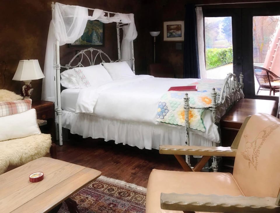 Bed, Seating area, Bedroom