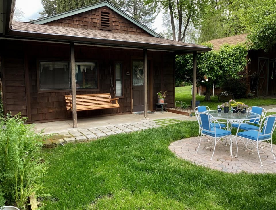 Property building, Patio, Day, Garden, Dining area, Garden view