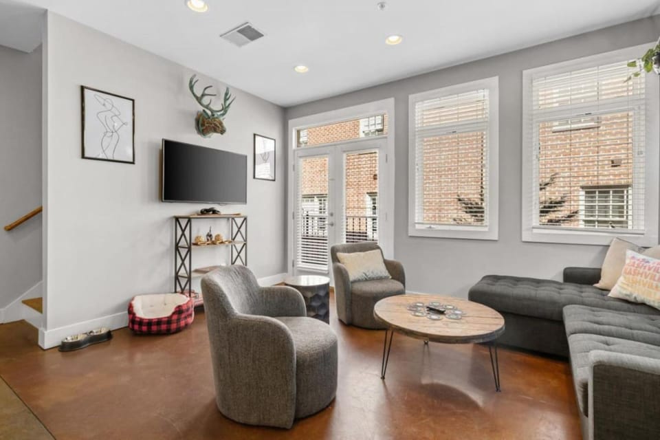3-Story West End Condo | Free Garage Parking | Near Vanderbilt Medical Apartment in Nashville
