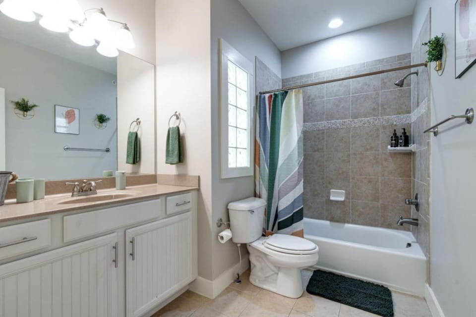 3-Story West End Condo | Free Garage Parking | Near Vanderbilt Medical Apartment in Nashville