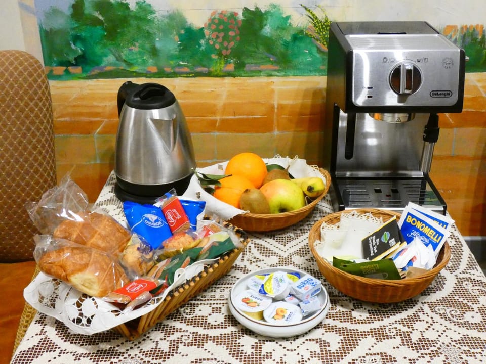 Coffee/tea facilities, Food and drinks, Breakfast