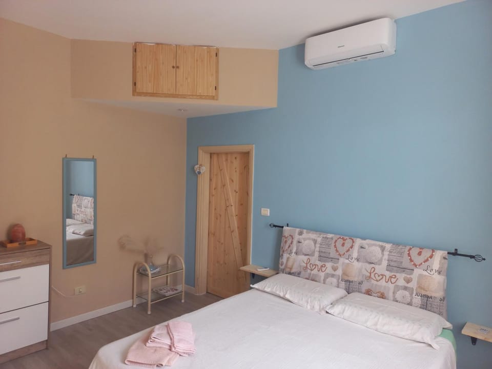Bedroom, air conditioner