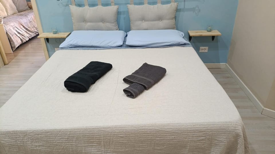 Bed, Bedroom, towels