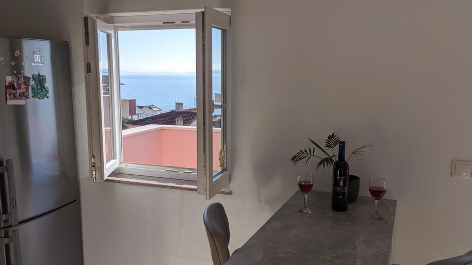 View (from property/room), Kitchen or kitchenette, Dining area, Sea view