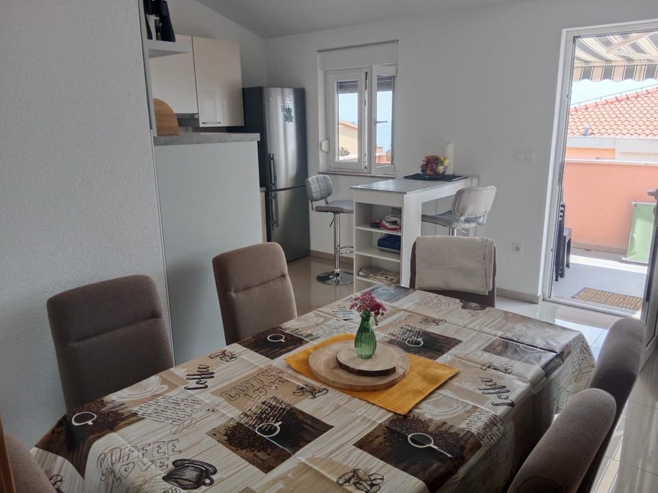 Kitchen or kitchenette, Seating area, Dining area, Sea view