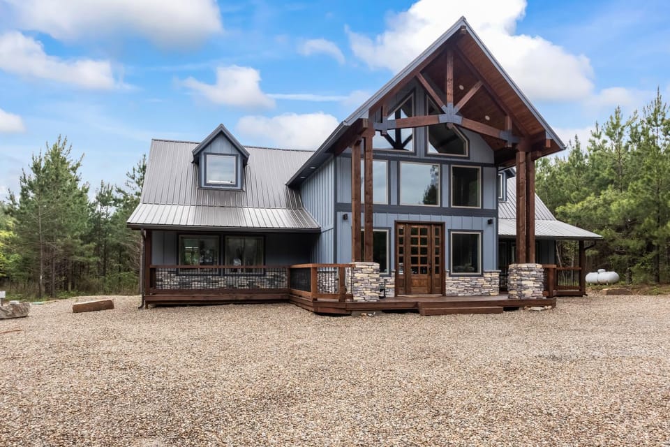 Brand New! Geauxin' All Inn, Fireplace, Hot Tub, Swings, Free Firewood House in Oklahoma